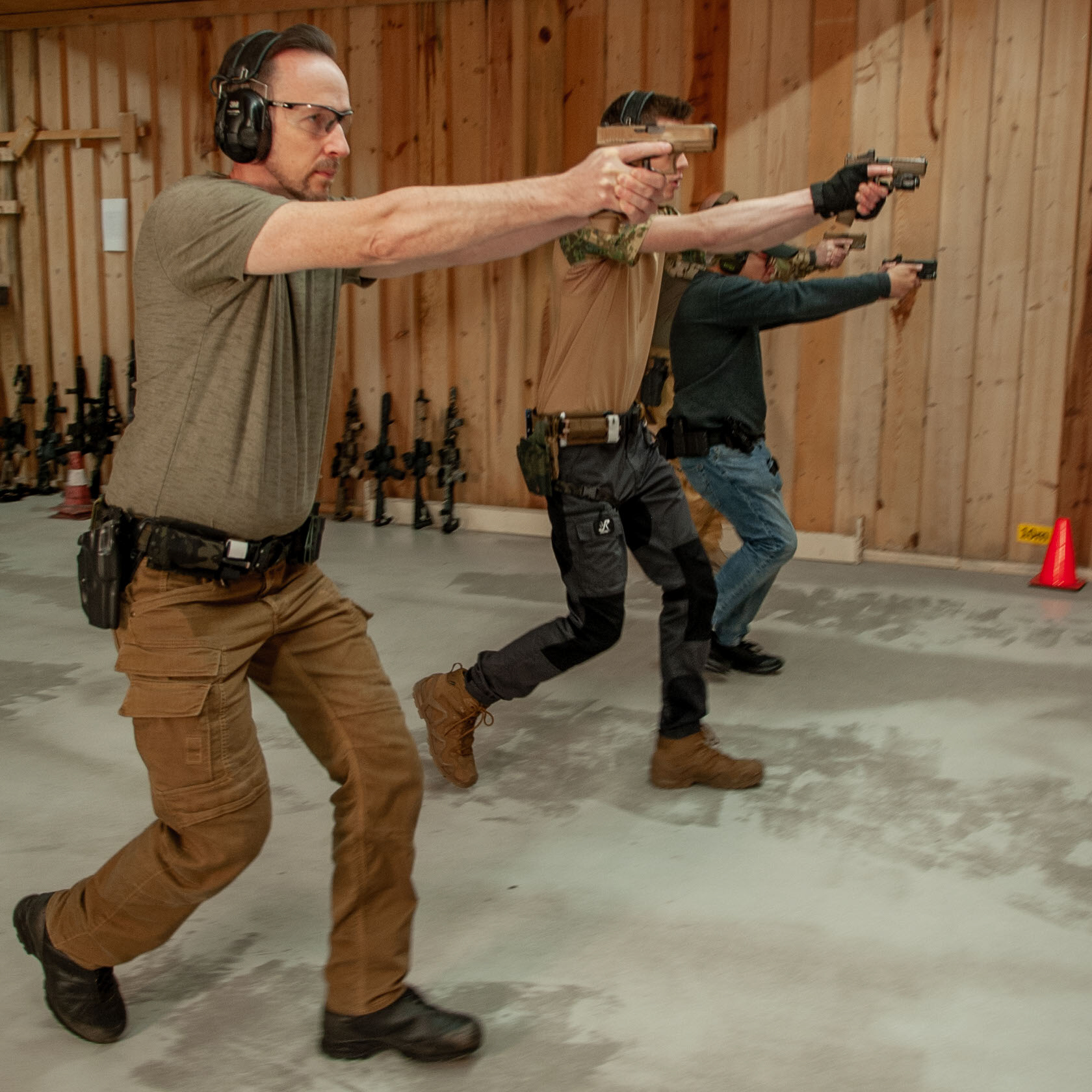 Gruppe schießt angeleitet auf einer dynamischen Feuerlinie