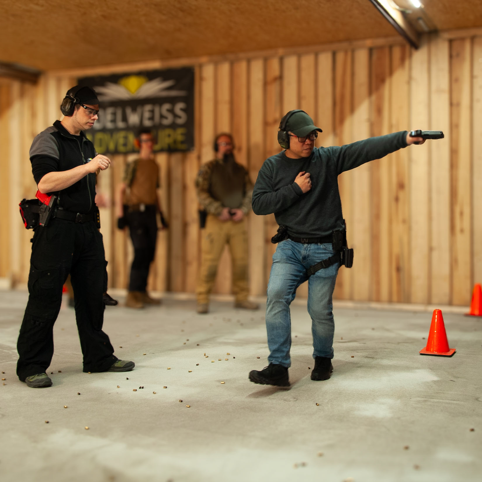 Schütze zielt und schießt auf mehrere Ziele in Bewegung