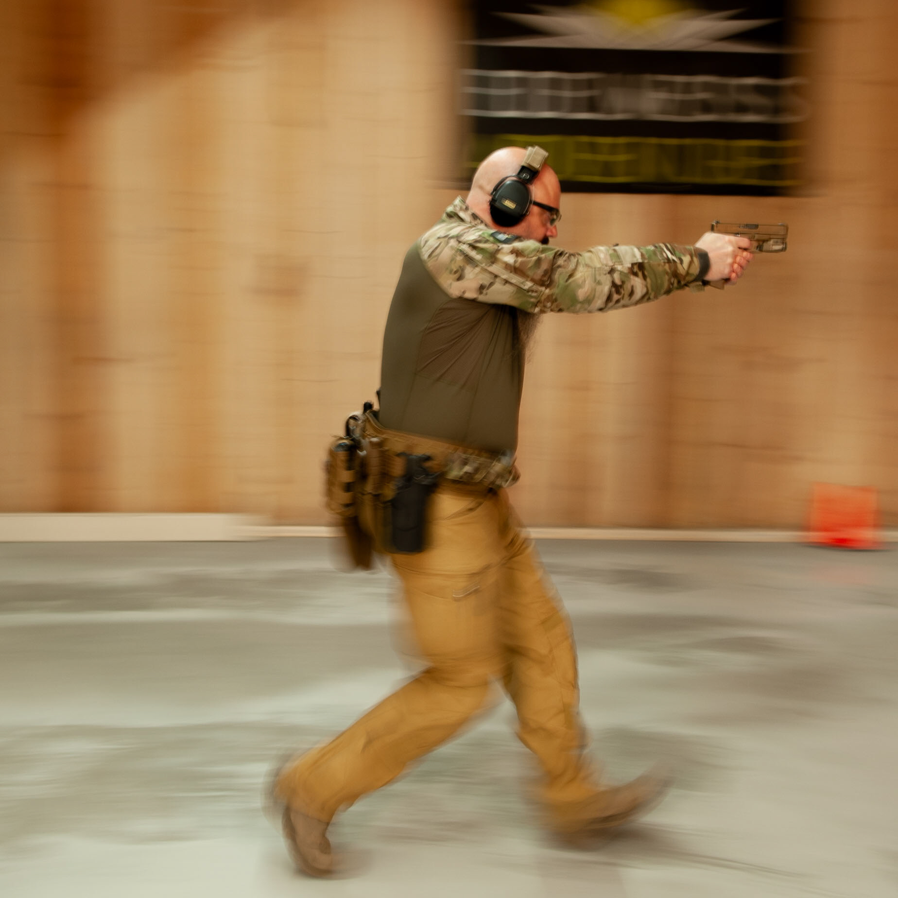 Sportschütze schießt in Bewegung