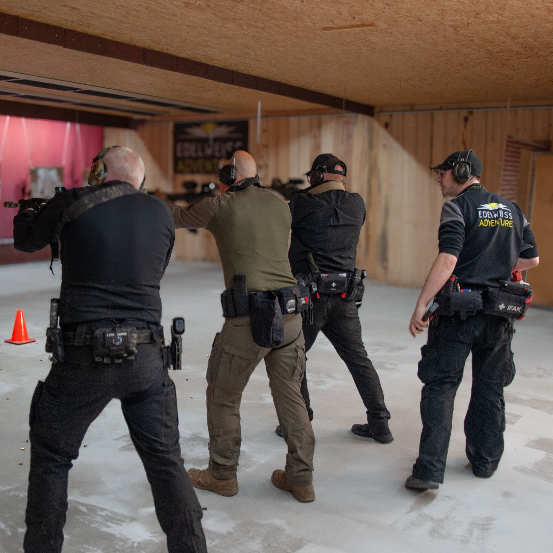 Schießtrainer steht hinter den Kursteilnehmern des Lehrganges 1 Gewehr