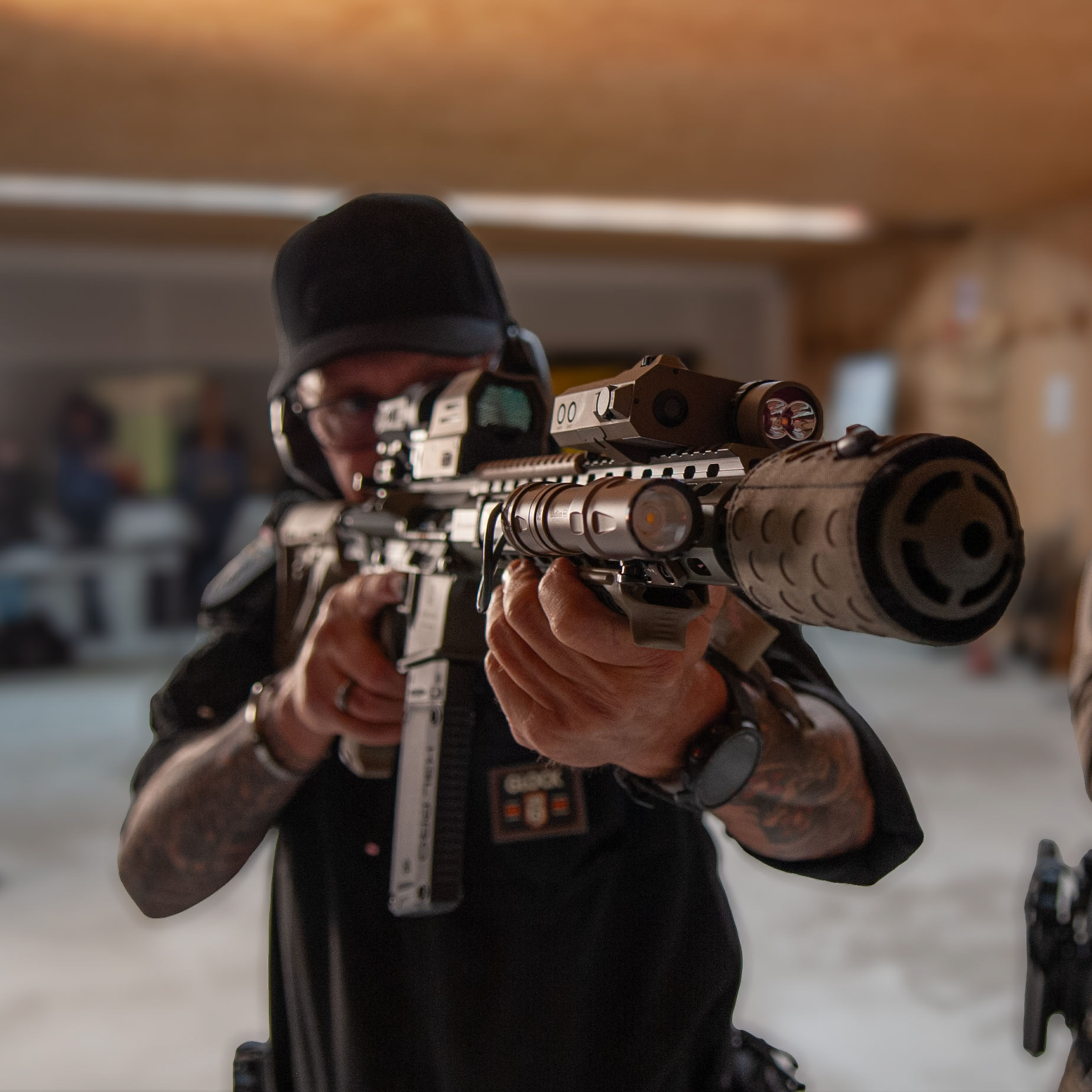 Sportschütze steht mit einem halbautomatischen Gewehr im Anschlag