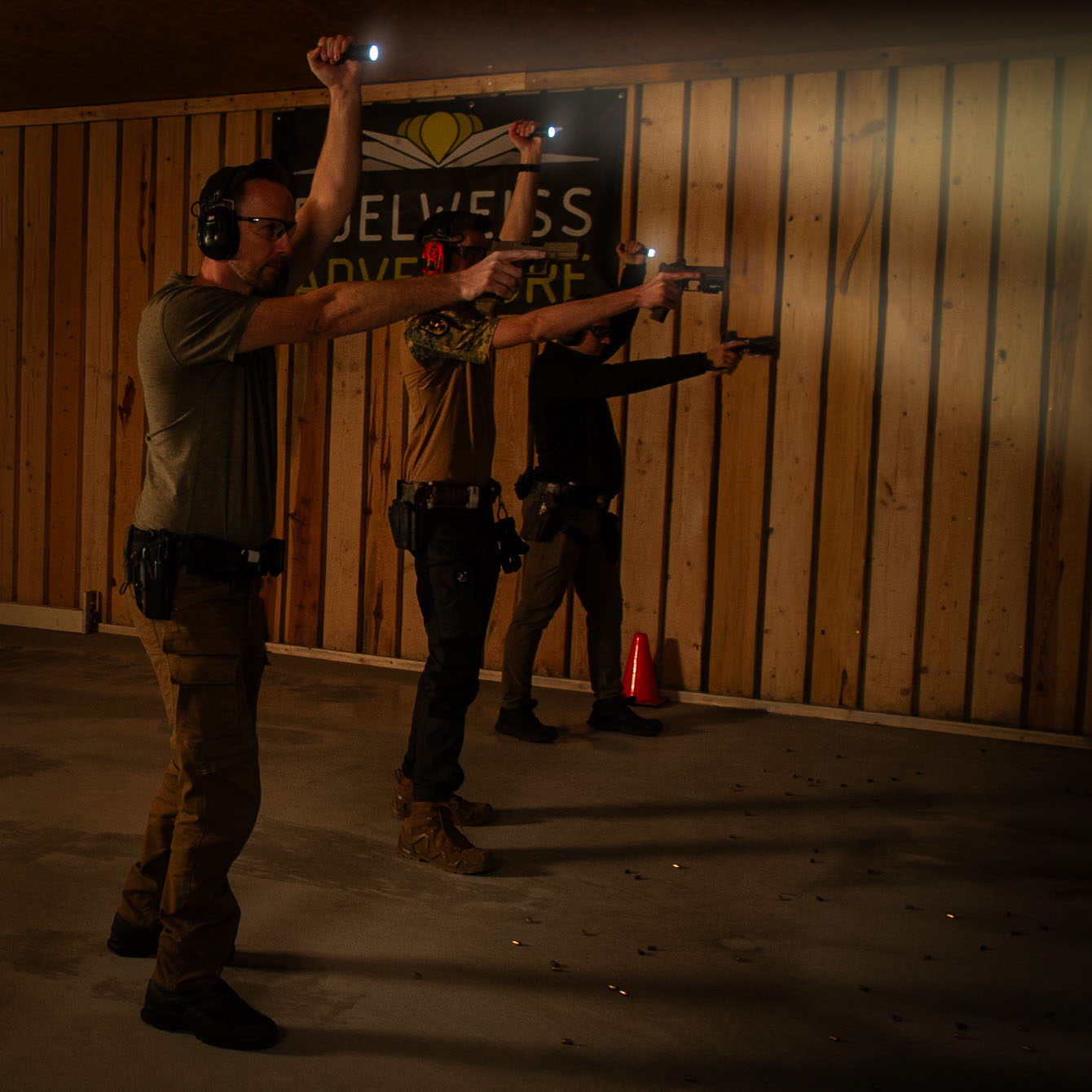 Sportschützen stehen mti einem taktischen Licht und Pistole im Anschlag