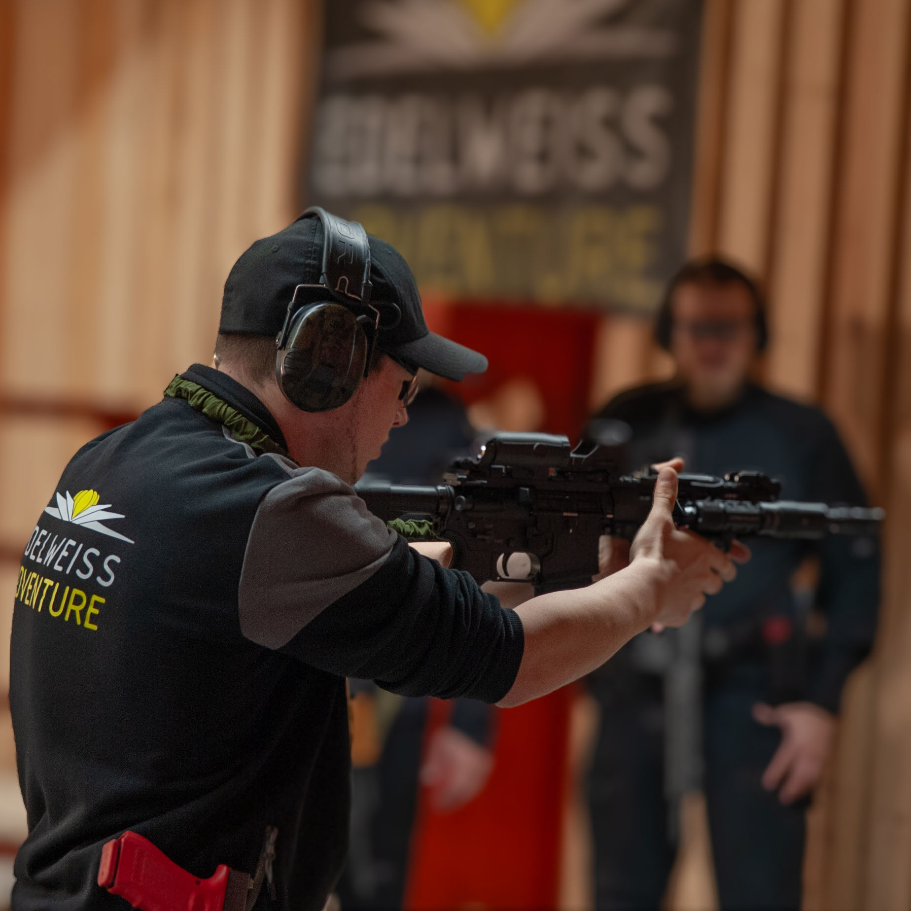 Trainer zeigt der Kursgruppe vor wie der Schulterwechsel mit dem Gewehr abläuft