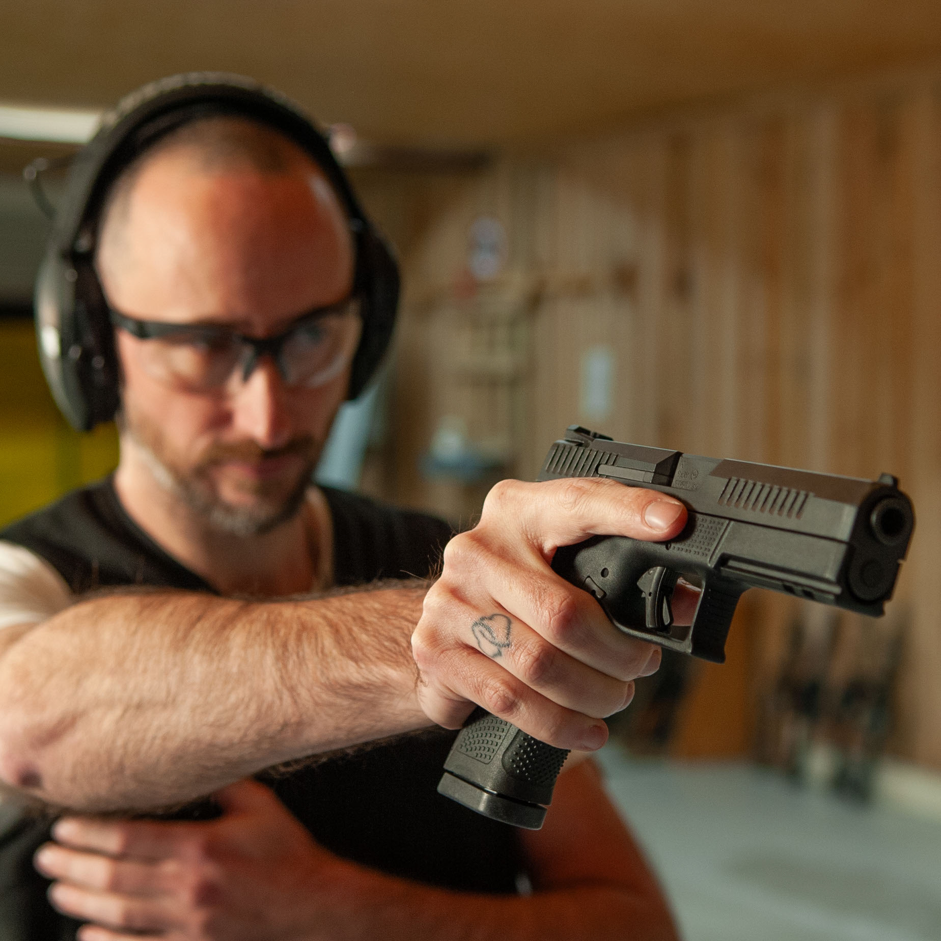 Sportschütz schießt einhändig auf sein Ziel