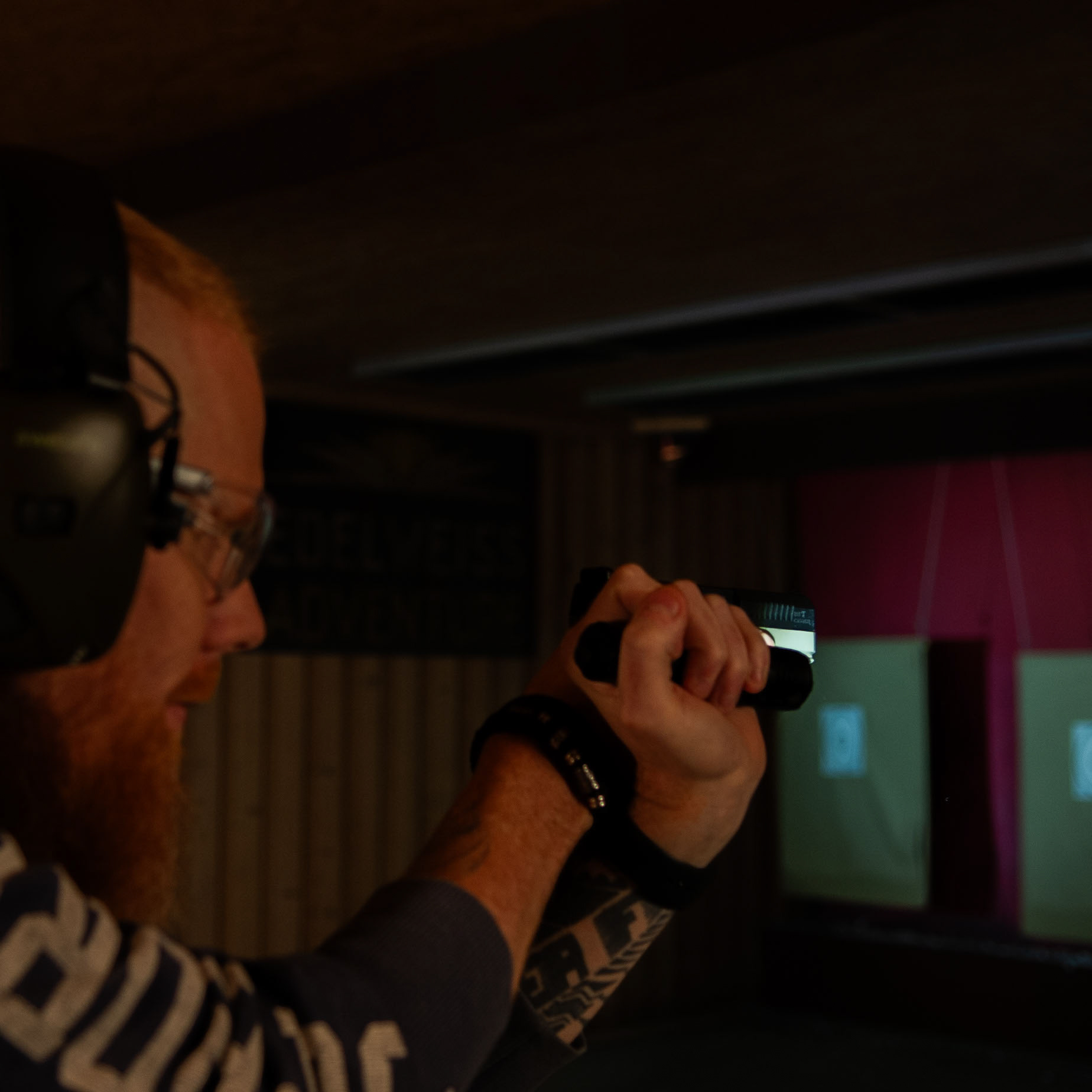 Sprotschütze leuchtet die Zielscheiben mit seiner Taschenlampe aus.