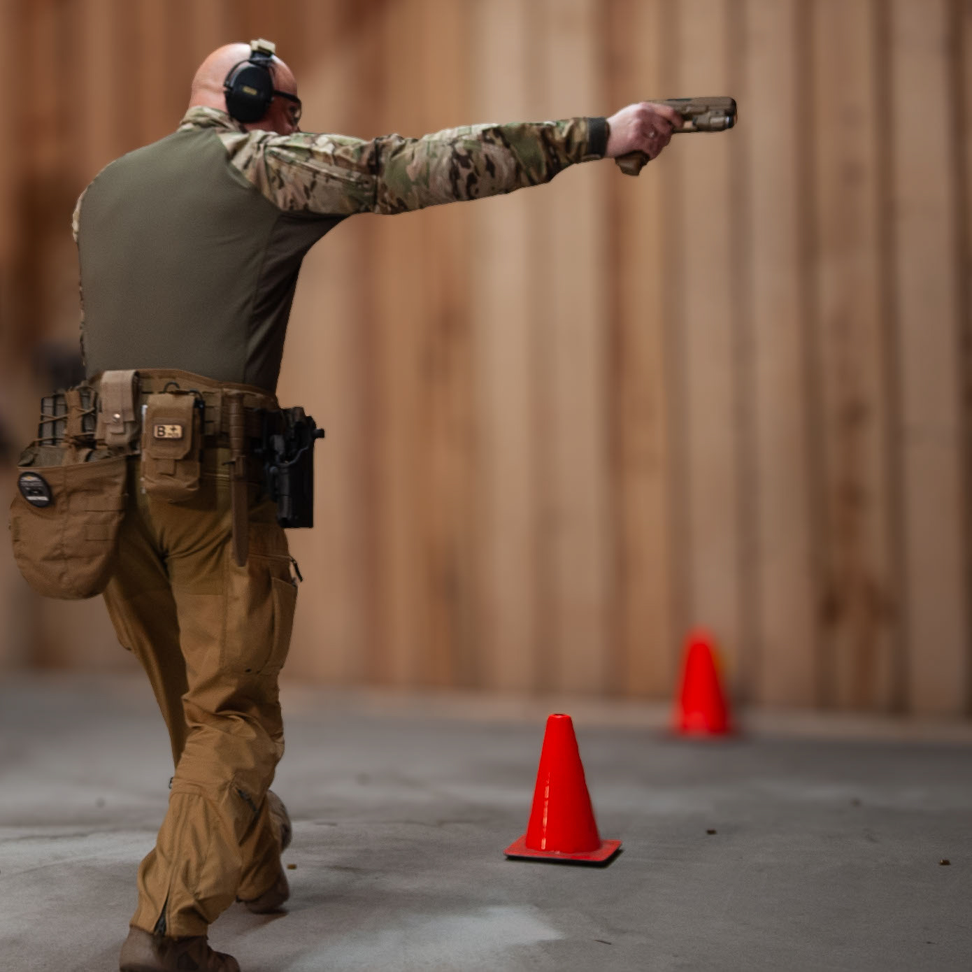 Einhändiges dynamisches Schießen auf mehrere Ziele.