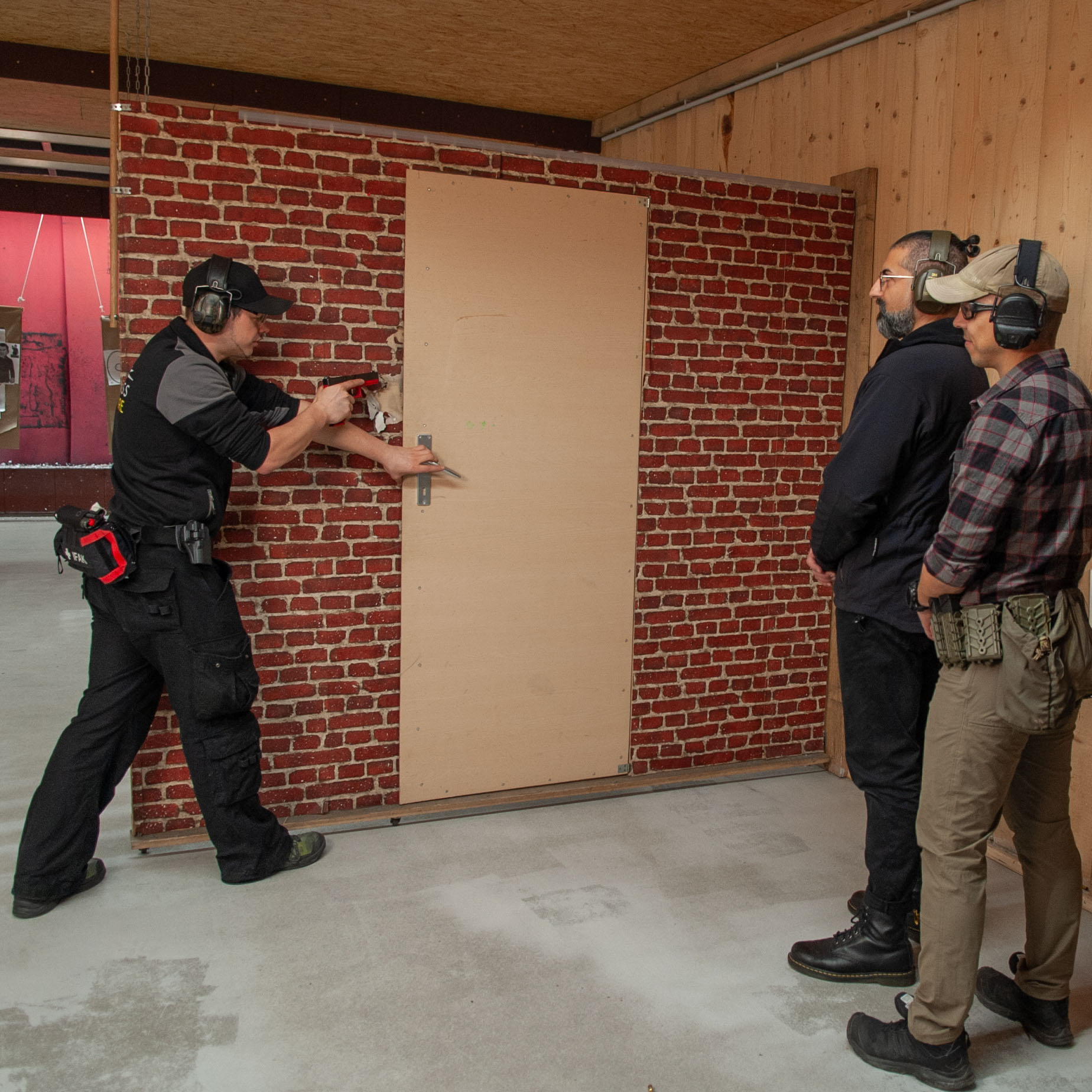 Schießtrainer zeigt vor, wie man ein Türelement sichert.