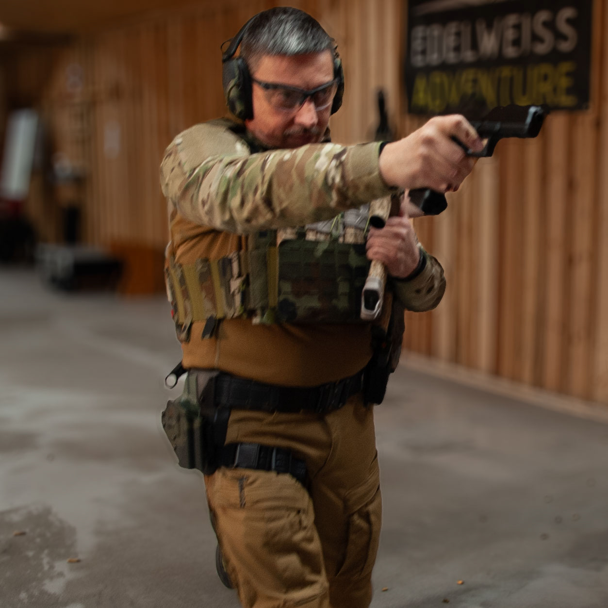 Taktischer ausgerüsteter Sportschütze beim Schießtraining