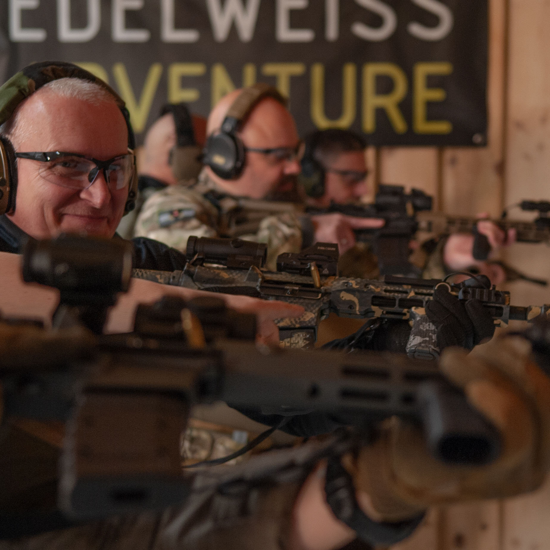 Gut gelaunte Sportschützen beim training in kompletter taktischer Ausrüstung