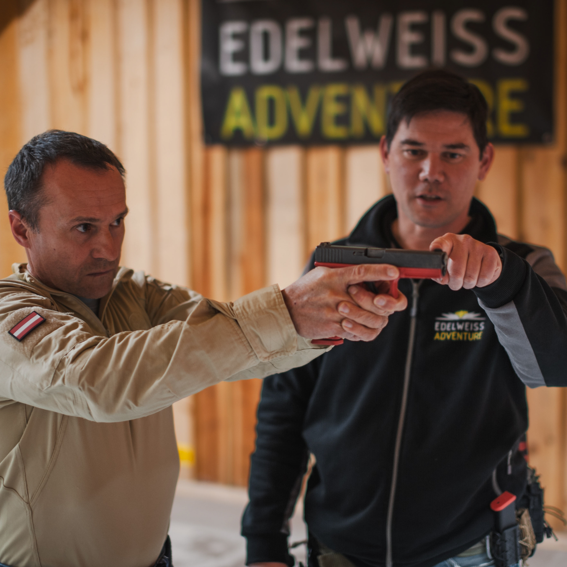 Schießtrainer zeigt die ersten relevanten Abläufe beim Schießsport