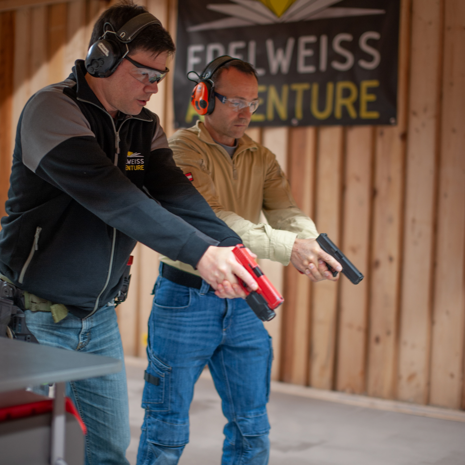 Schritt für Schritt lernenmit der Pistole sicher umzugehen.