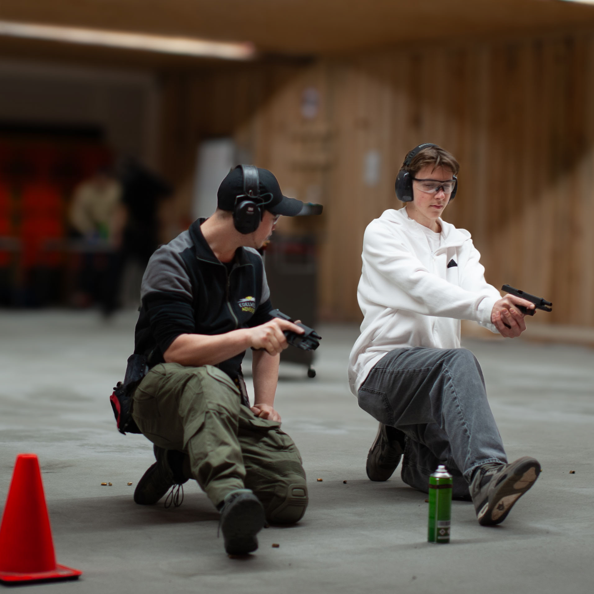 Schießtrainer zeigt verschiedene Anschlagarten vor