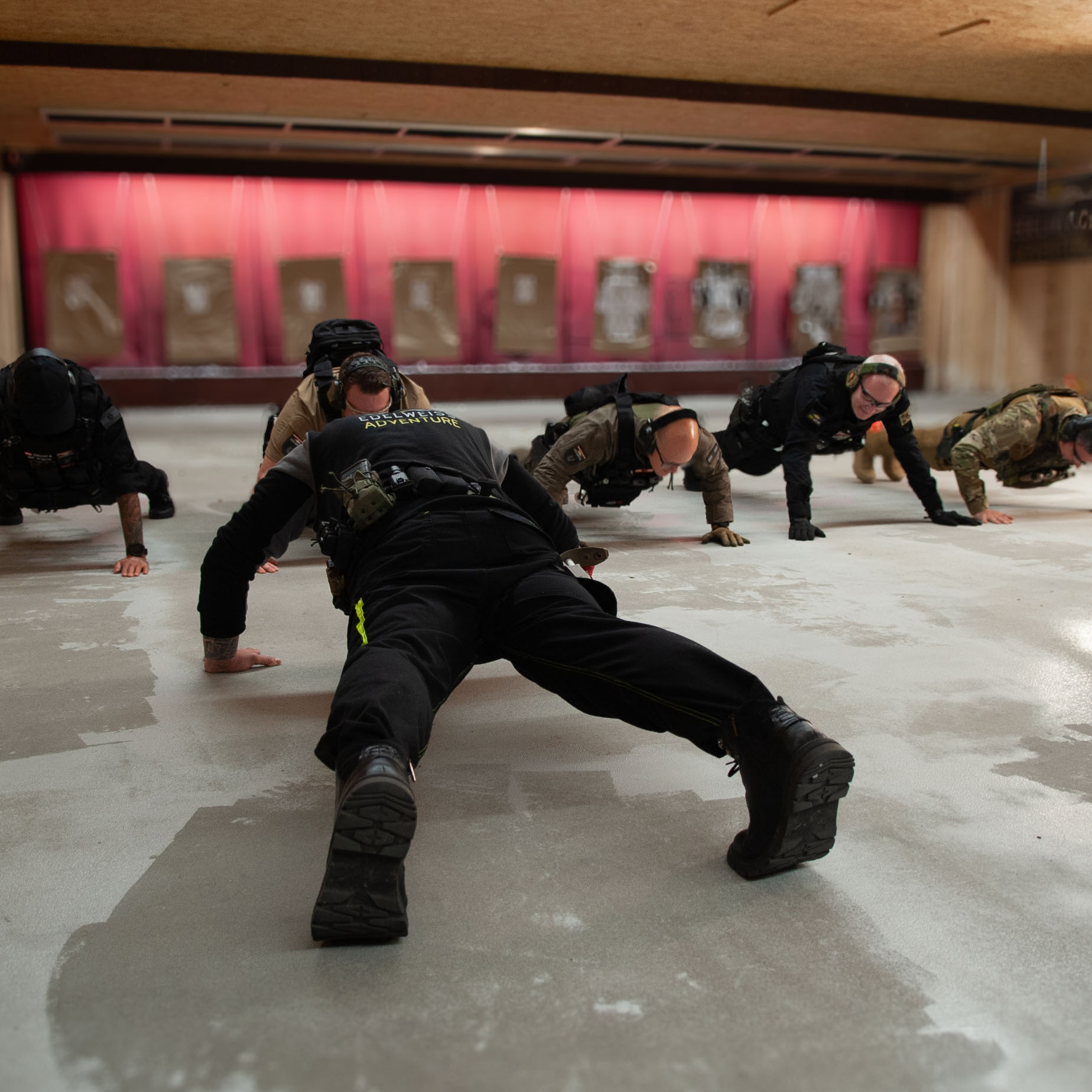 Schießtrainer und Sportschützen machen Liegestütze