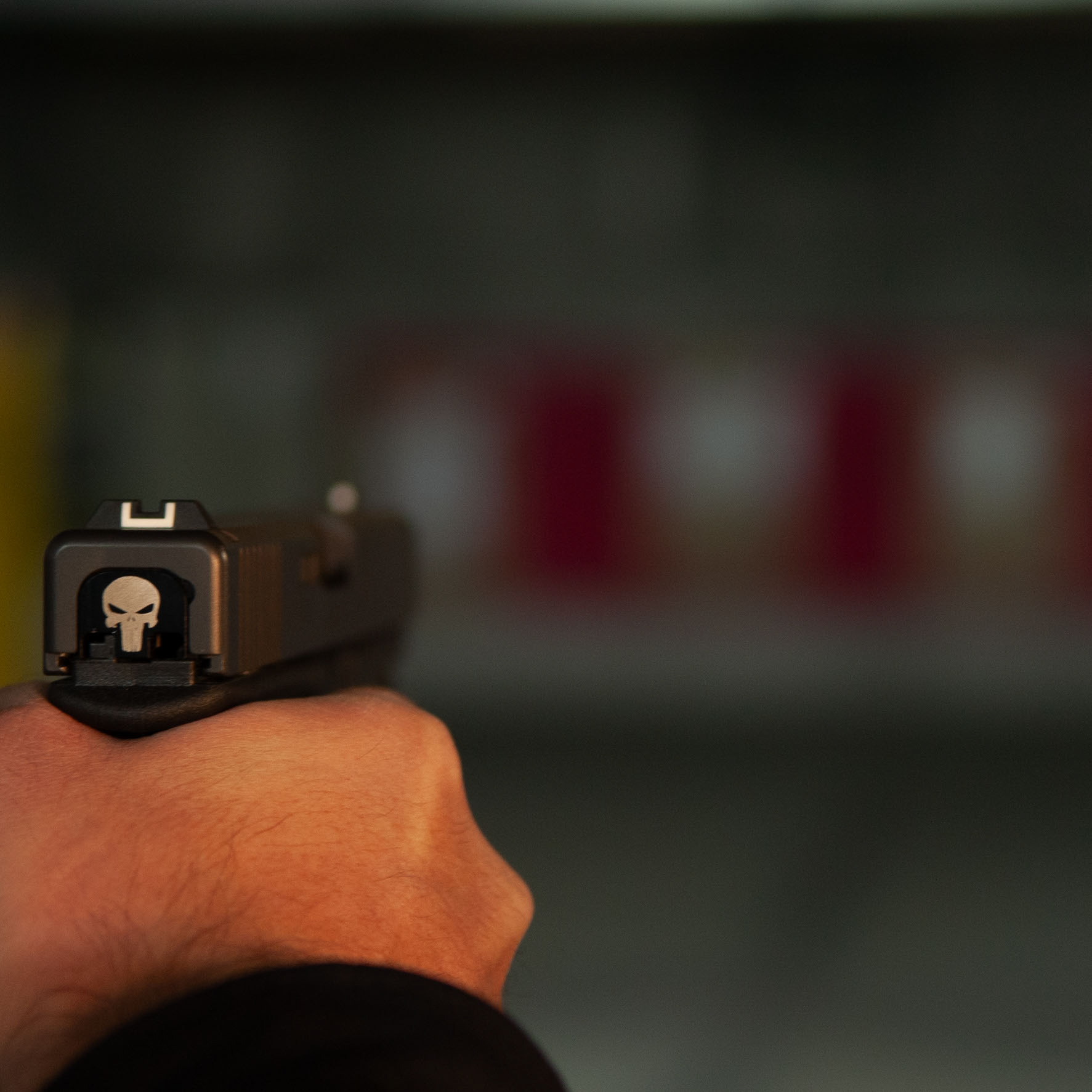 Pistole zeigt auf verschwommene weit entfernte Ziele