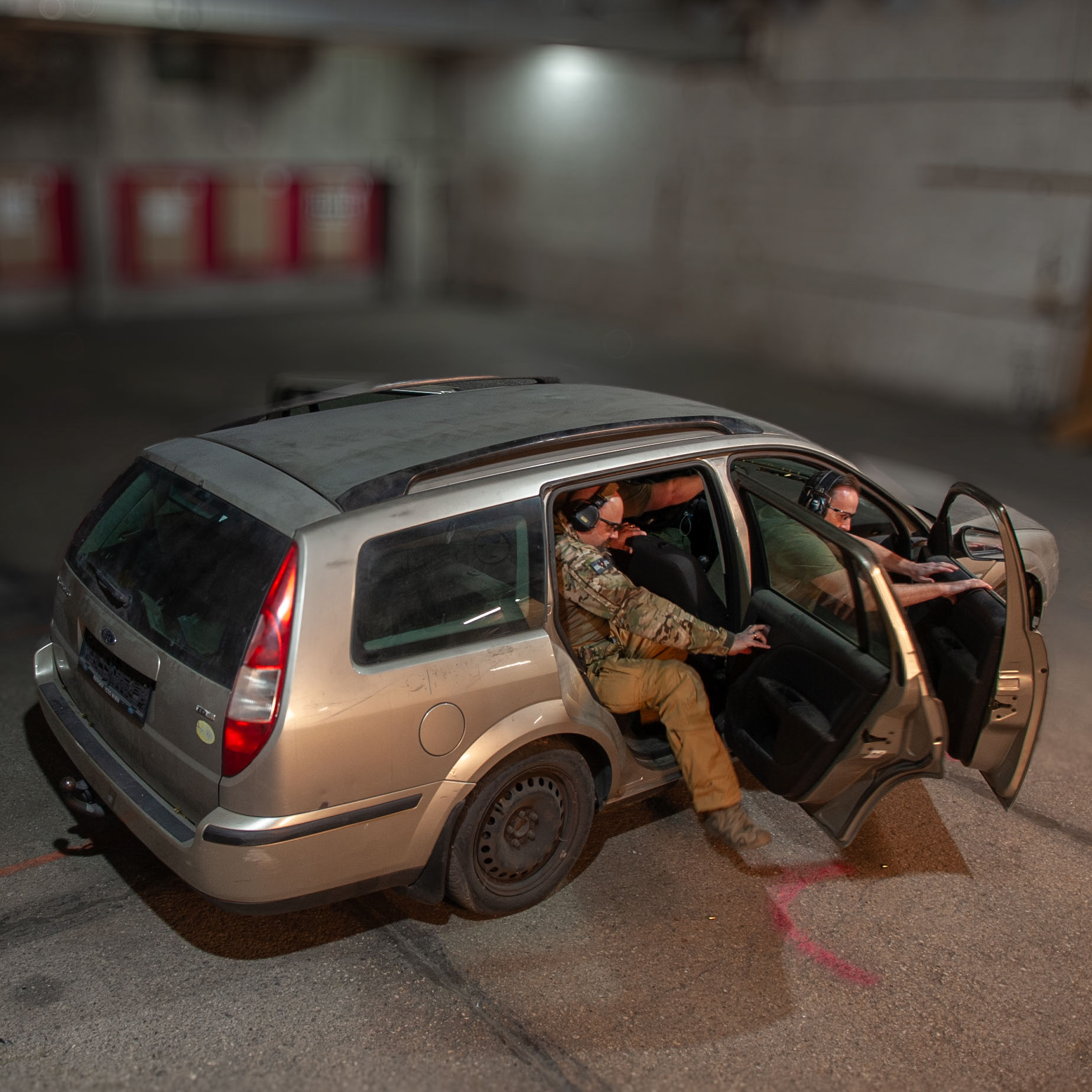 Sportschützen steigen aus dem Trainingsfahrzeug aus.