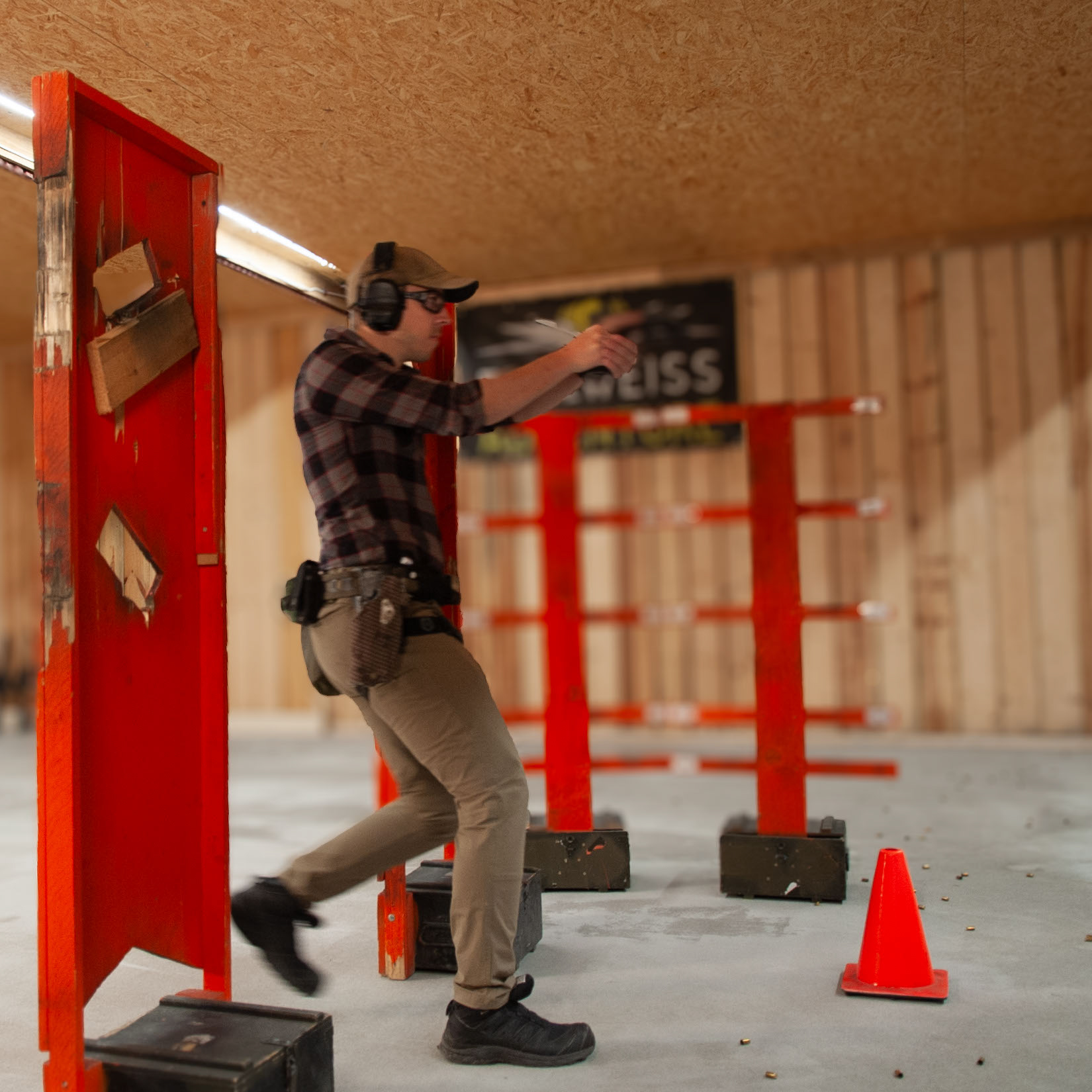 Sportschütze miestert einen komplexen Parcours