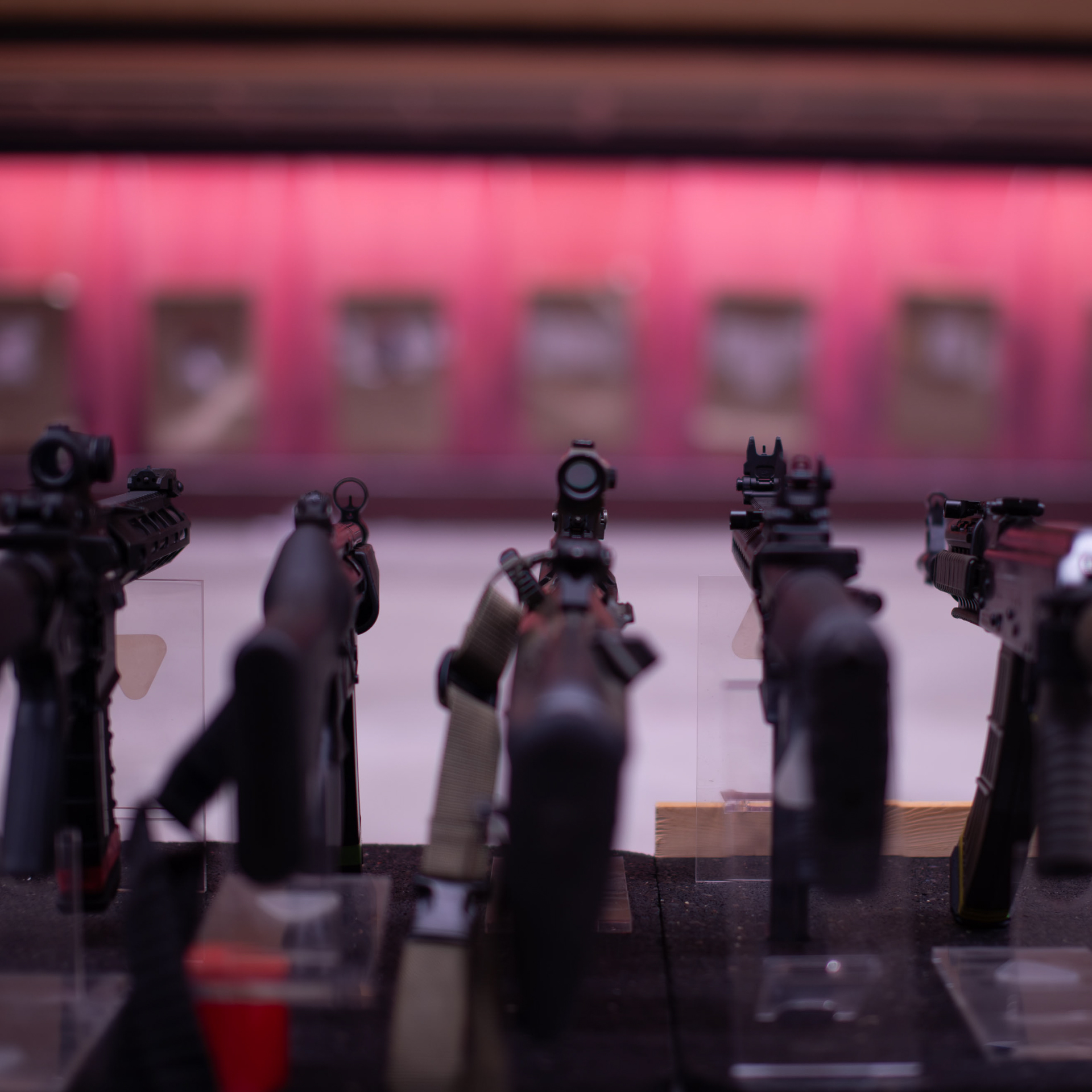 Verschiedene Langwaffen zeigen Richtung Kugelfang