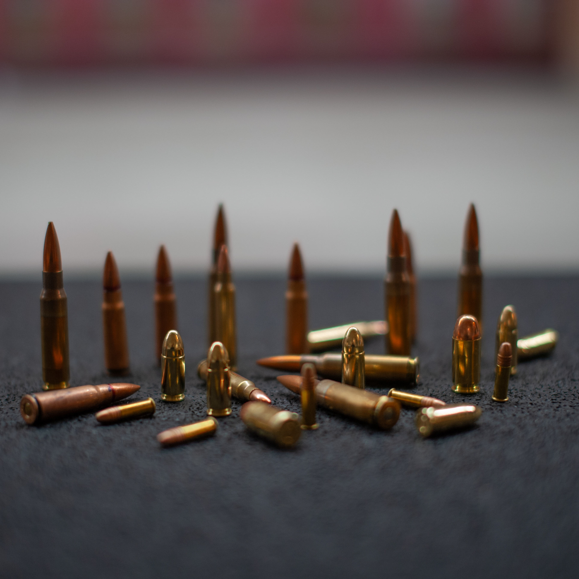 Verschiedene Munitionskaliber in einer Schießhalle