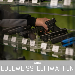 Leihwaffen: Mann nimmt Waffe aus Vitrine