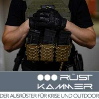 Rüstkammer: Mann mit diverser Ausrüstung