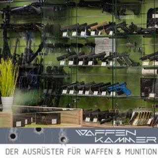 Waffenkammer: Vitrine mit Waffen im Edelweiss Shop in Sollenau
