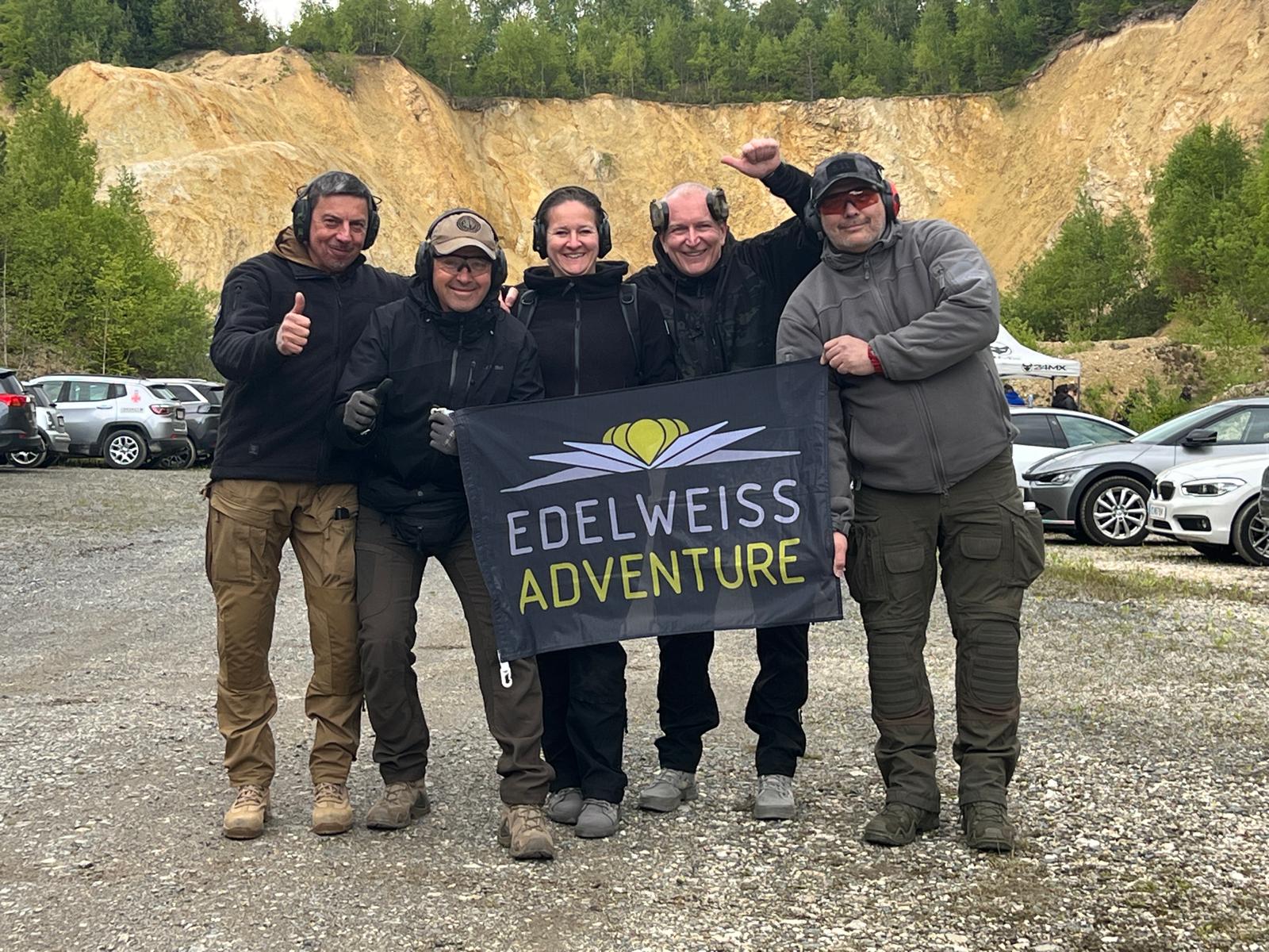 Teile der Edelweiss Community auf einem Gruppenfoto mit einem Edelweiss Banner