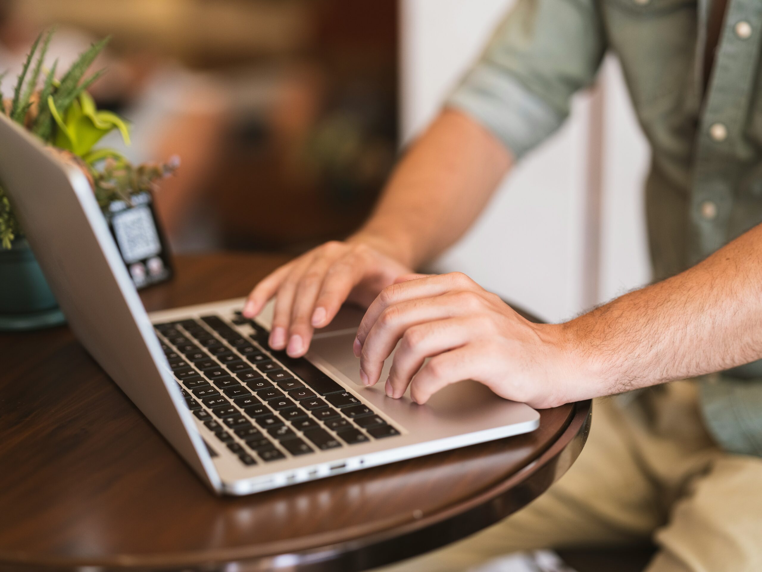 Waffenpsychologisches Gutachten_Symbolfoto Computertest-unsplash Waffenpsychologisches-Gutachten_Symbolfoto-Computertest_Mann am Laptop