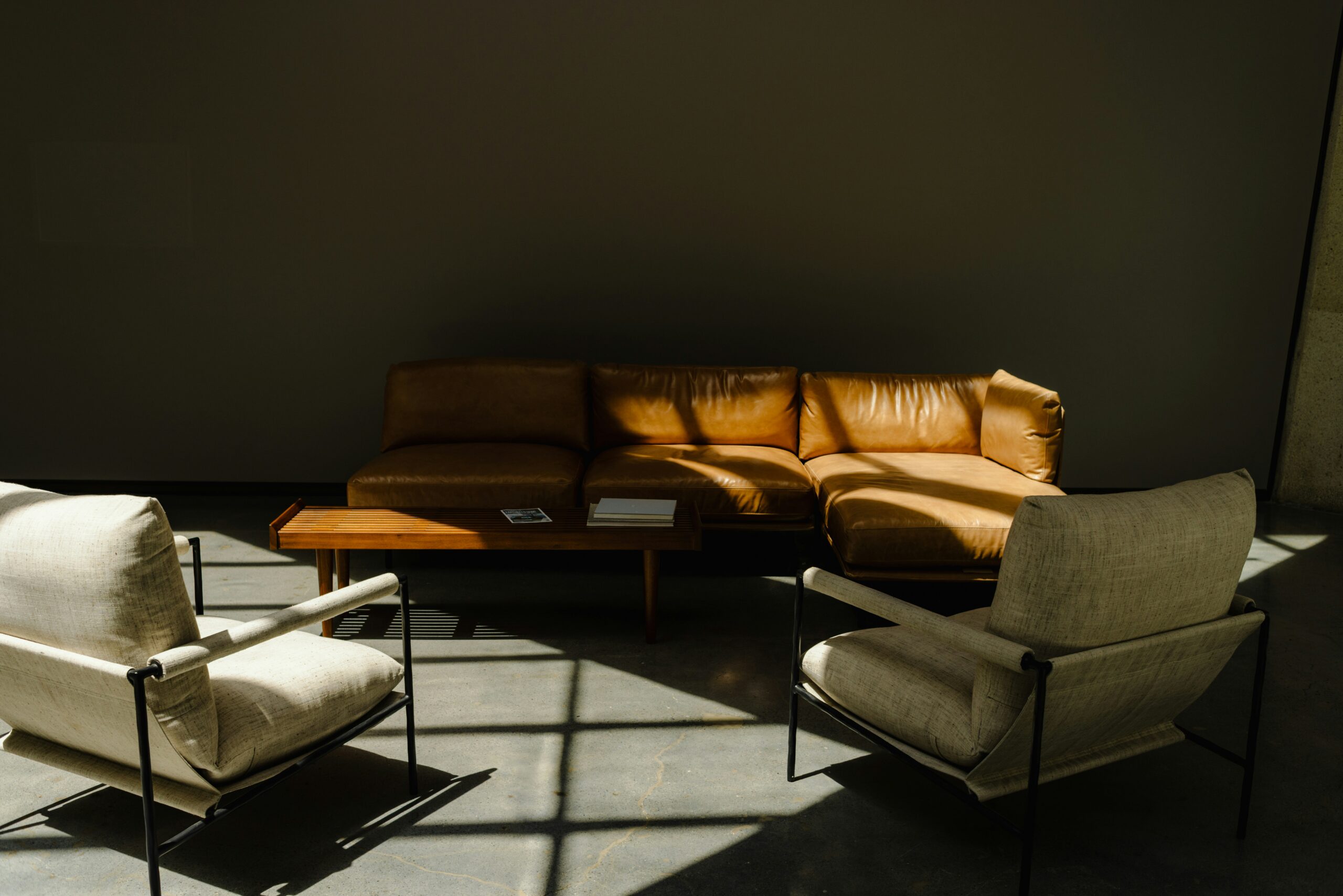 Waffenpsychologisches Gutachten_Symbolfoto Praxisräume Gutachter-unsplash Waffenpsychologisches-Gutachten_Symbolfoto-Praxisraeume-Gutachter_Sessel und Couch