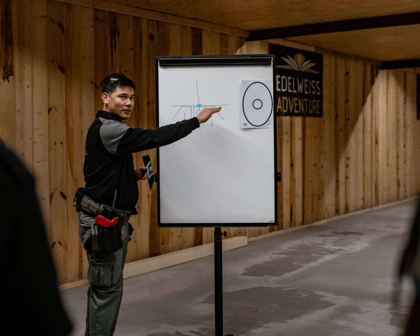 Andreas Steindl erklärt Umgang mit Schusswaffen