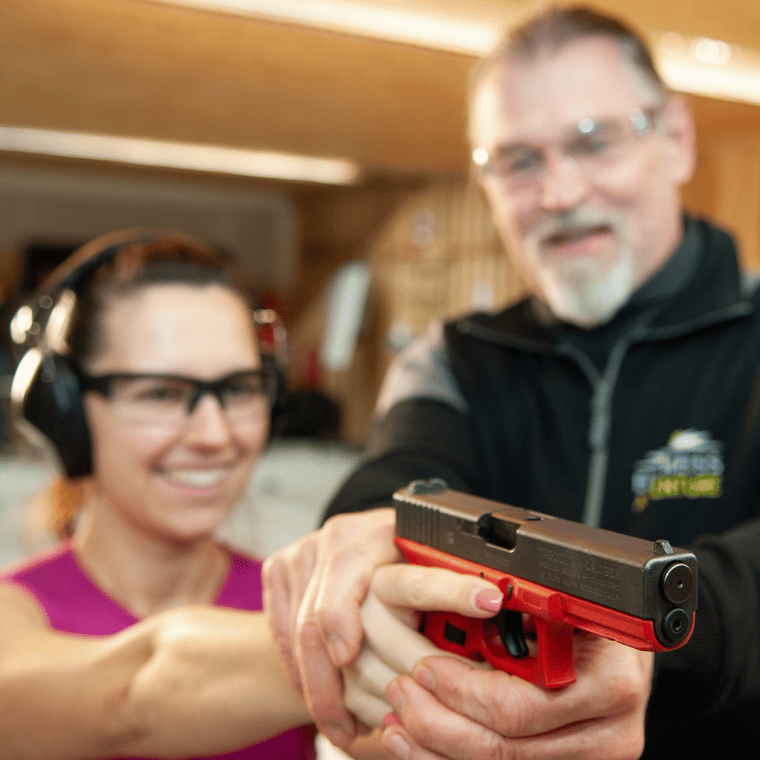 1+1 Deals Erlebnisschießen, trainer hilft Schützen beim Umgang mit der Waffe