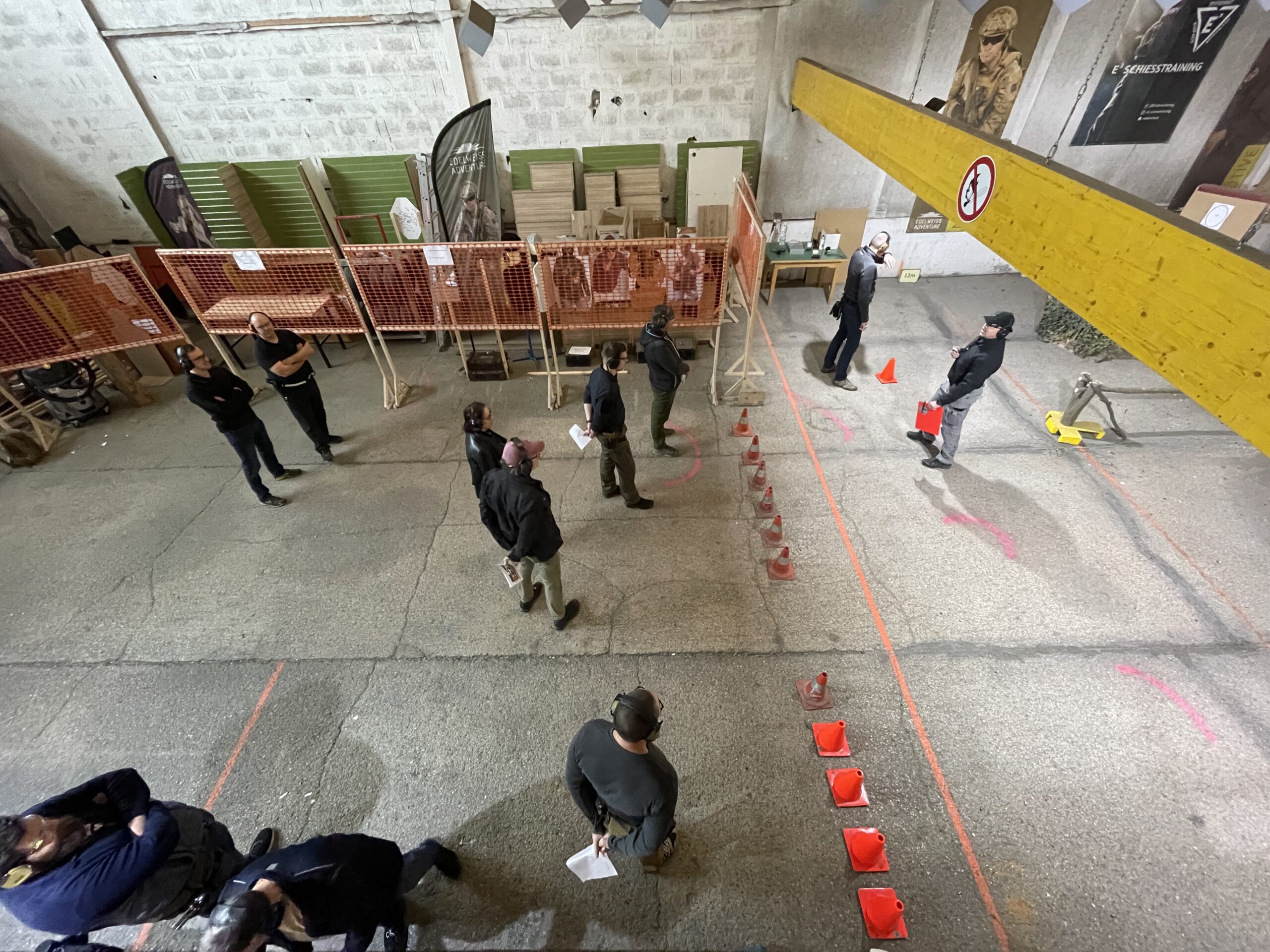 Verteidigungsschießbewerb - früher in der RSA1, viele Schützen in einer großen Schießhalle