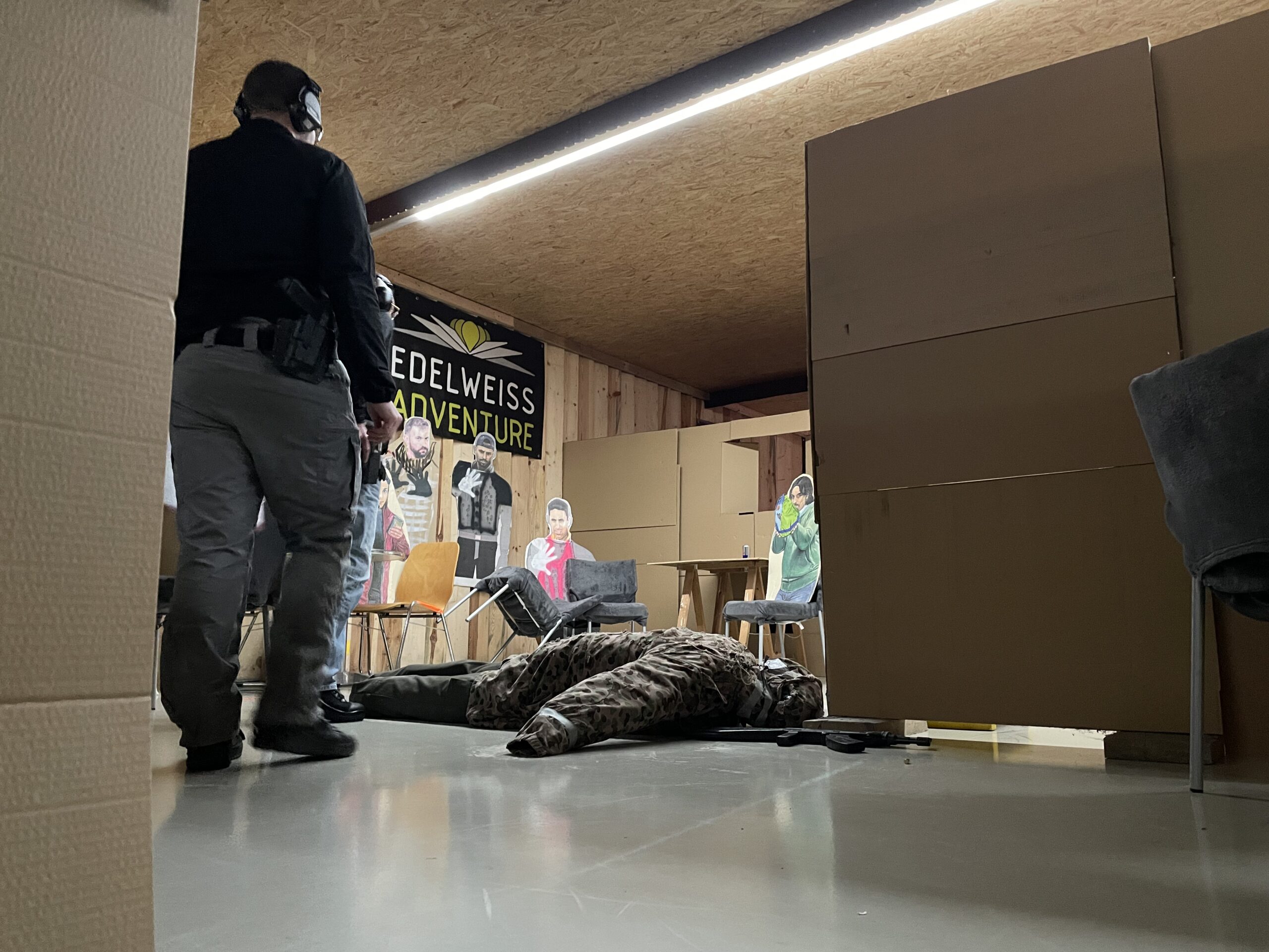 Verteidigungsschießbewerb - früher Aufbau eines Raumes mit Abtrennung in der Schießhalle